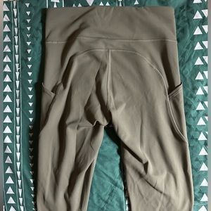 Lululemon Woman’s olive green yoga leggings cropped with pockets